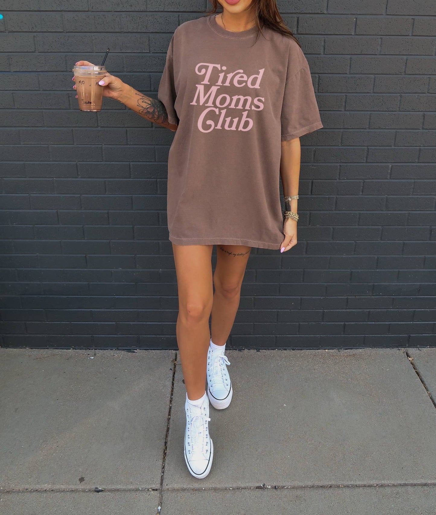 TIRED MOMS CLUB GRAPHIC TEE